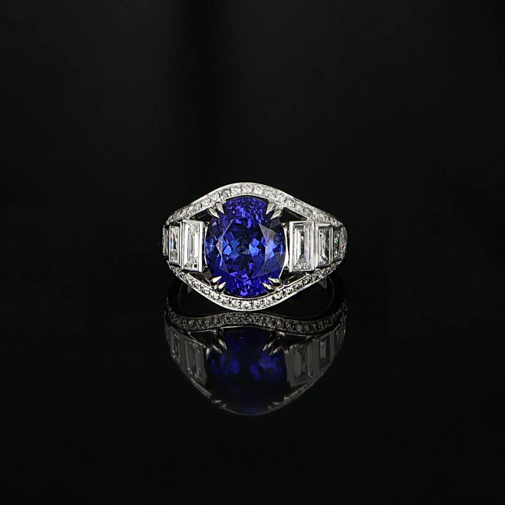 White gold ring with oval-shaped diamonds, Bollwerk Jewelers