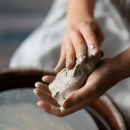 Bijoux en carbone et bijoux en céramique : que choisir ?