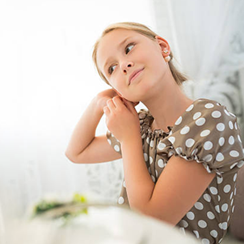 Boucles d'oreilles pour enfants : à partir de quel âge ?