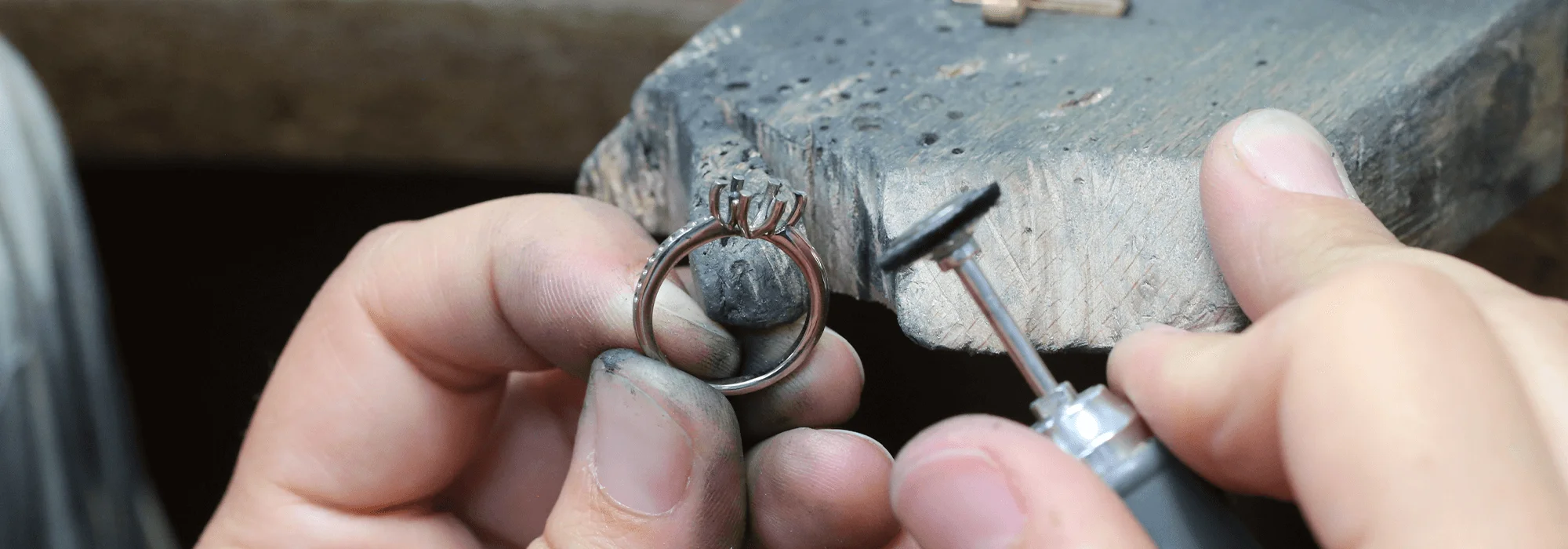 Bijoux en carbone et bijoux en céramique : que choisir ?