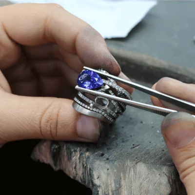La fabrication sur mesure - la personnalisation de bijoux