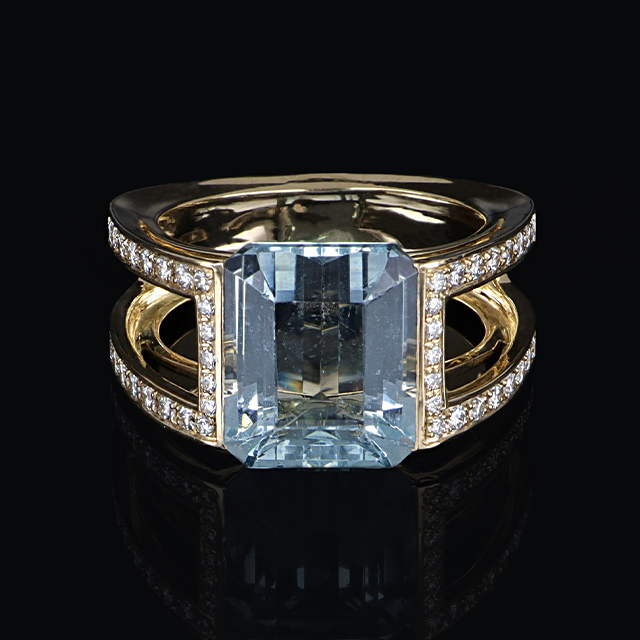 Aquamarine: a precious stone with crystalline hues