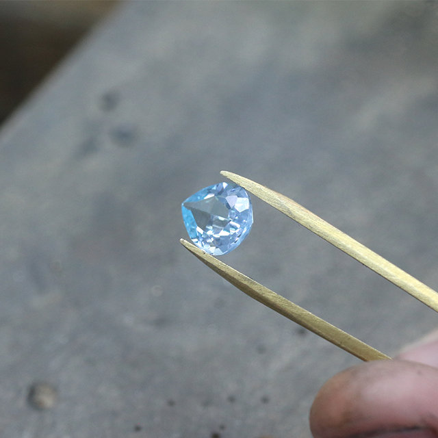 Aquamarine: a precious stone with crystalline hues