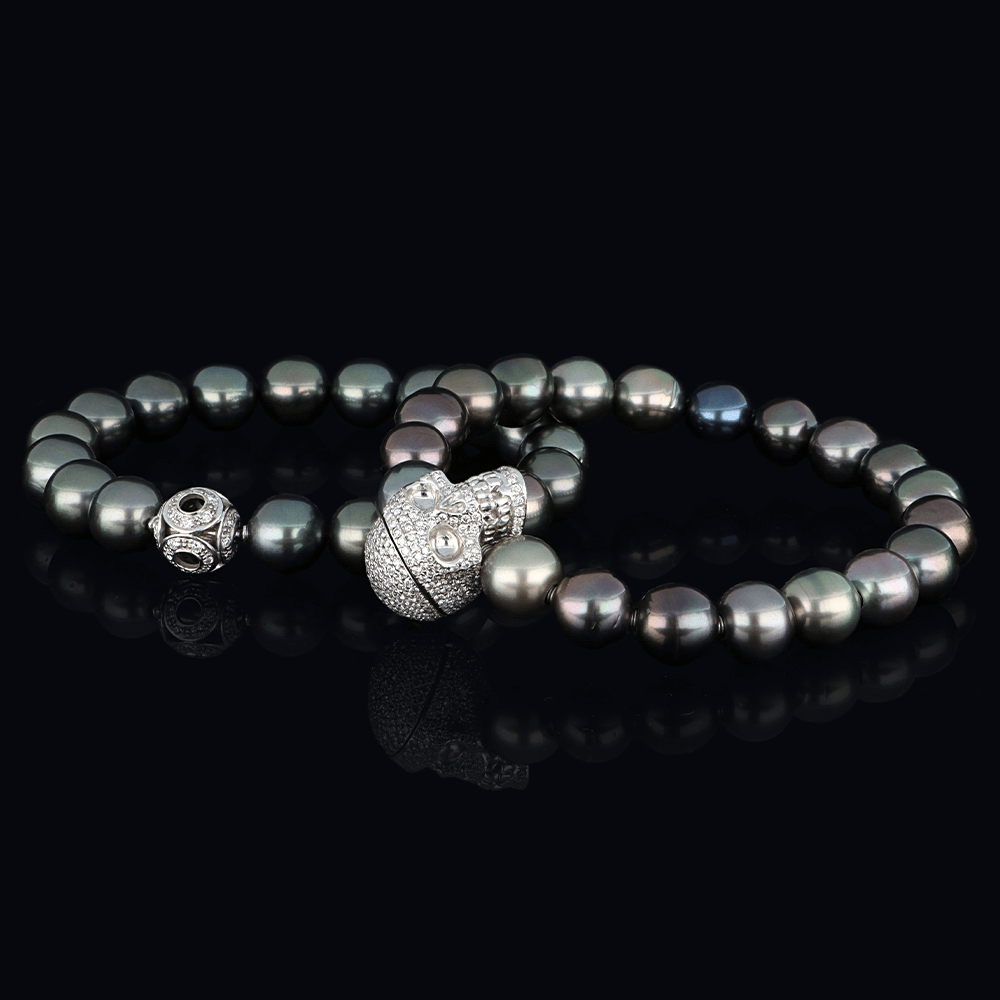 Bracelets perles, tête de mort en or blanc et diamants blancs