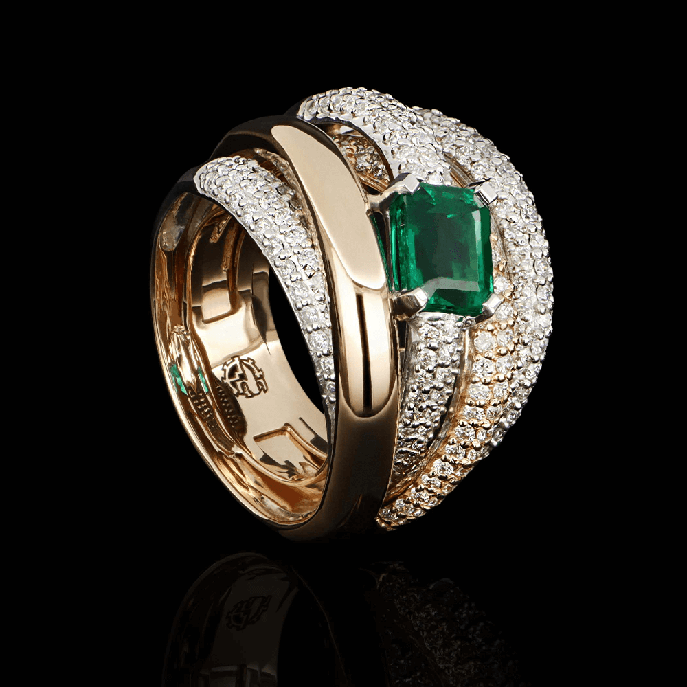 Bague en or jaune, diamants blancs et émeraude