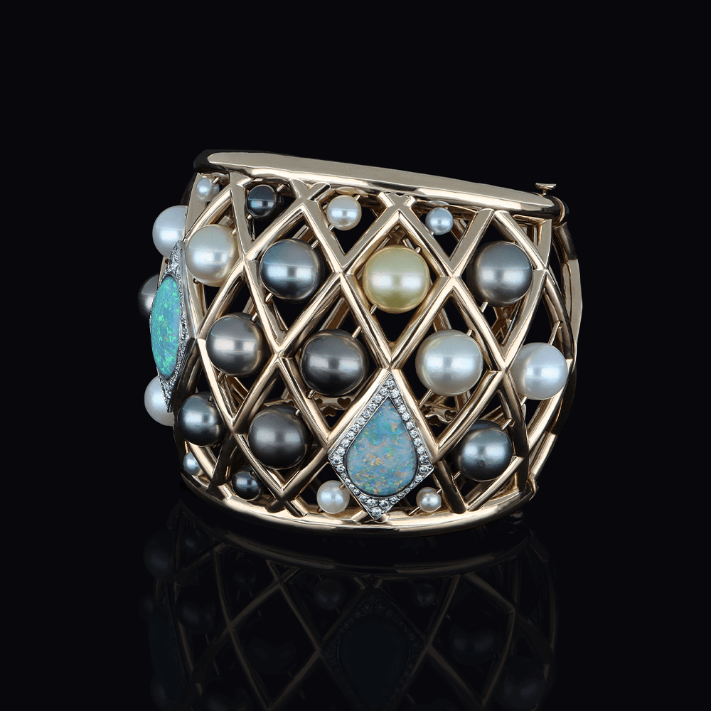 Bracelet en or jaune, diamants blancs, opales et perles