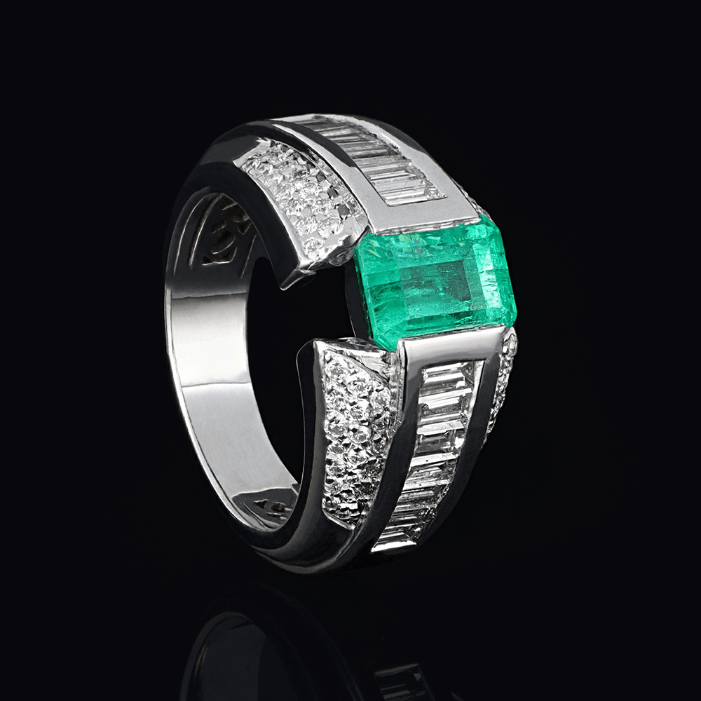 Bague en or blanc, diamants blancs et émeraude