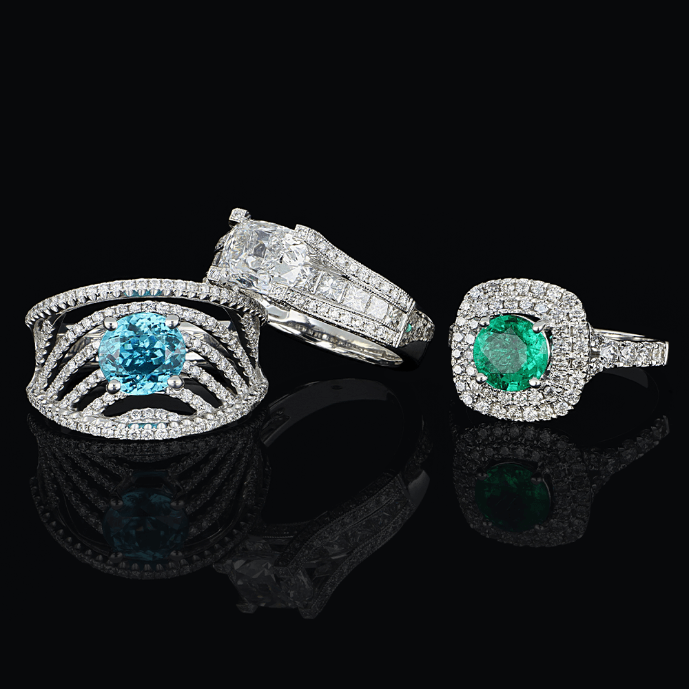 Bagues en or blanc, diamants blancs, émeraude et aigue-marine