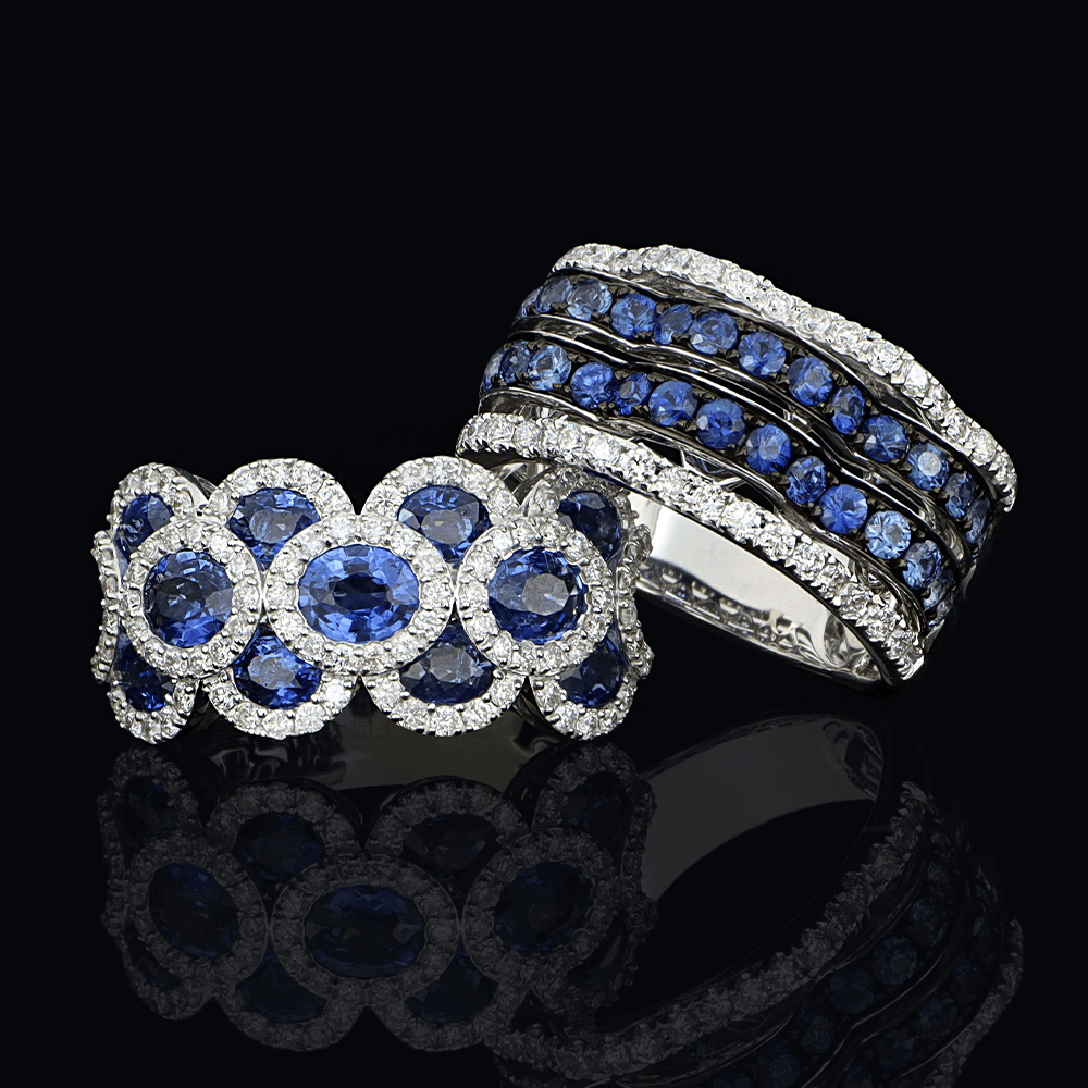 Bagues en or blanc, diamants blancs et saphirs bleus