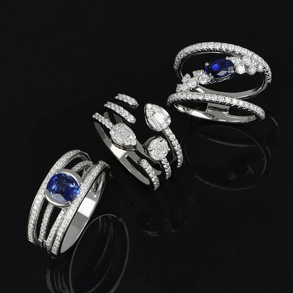 Bagues en or blanc, diamants blancs et saphirs bleus