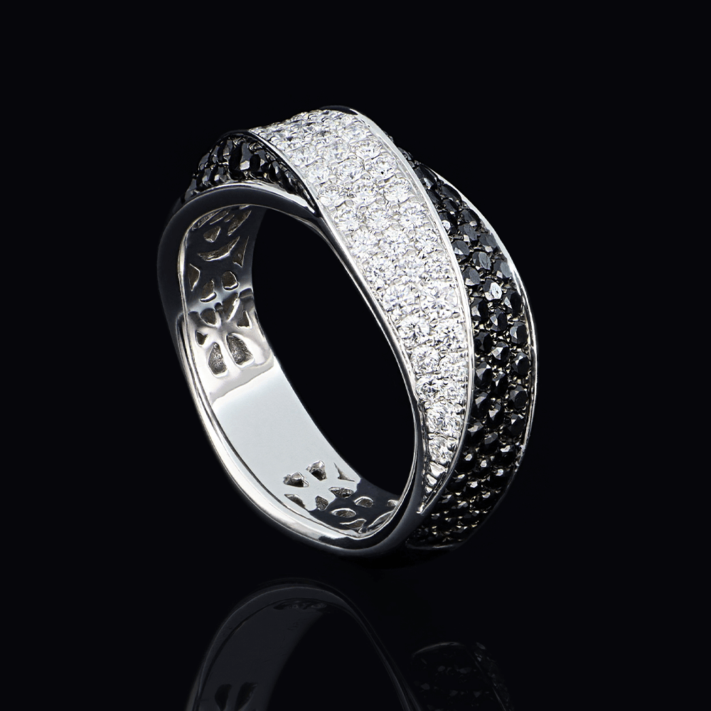 Bague en or blanc, diamants noirs et blancs