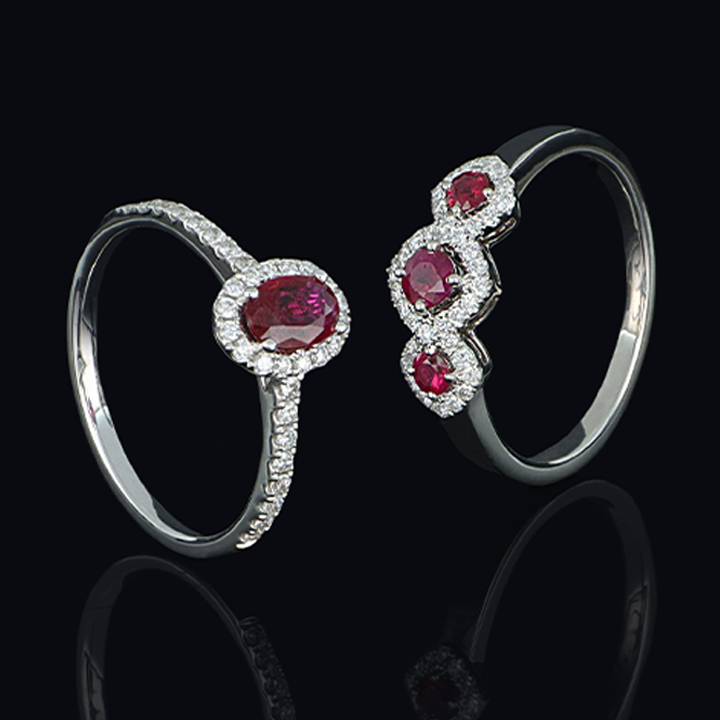 Bagues en or blanc, diamants blancs et rubis